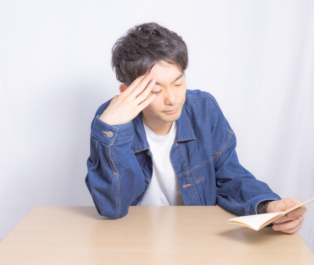 悩む男性